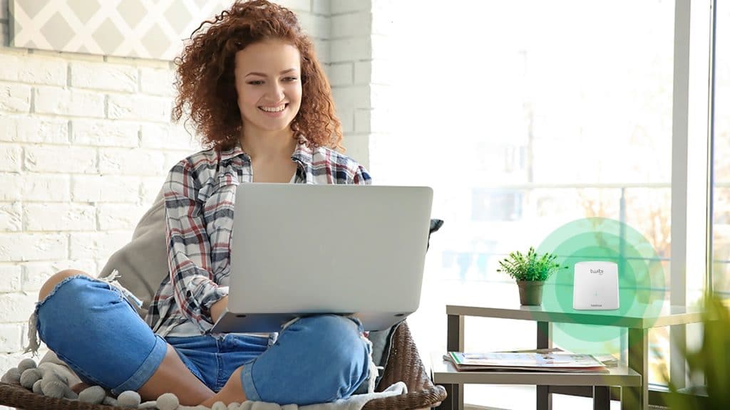 mulher utilizando um notebook